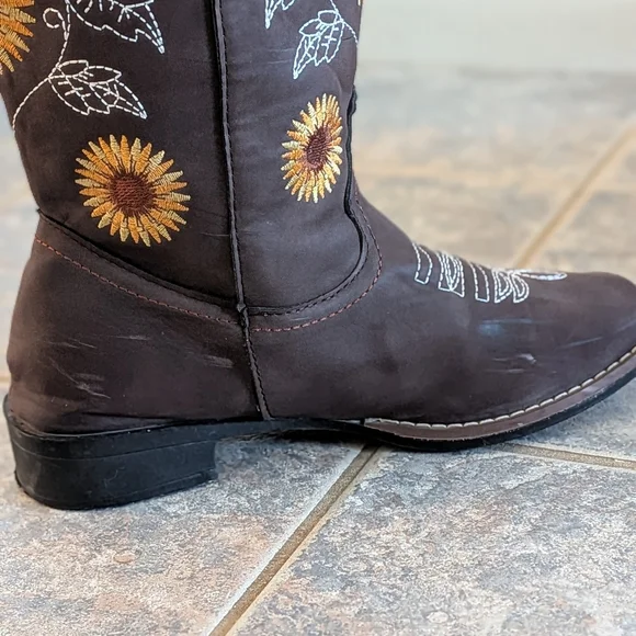 Brown Cowboy Heeled Boots with Sunflower Embroidery Women Size 38(6.5-7) - Picture 5 of 10